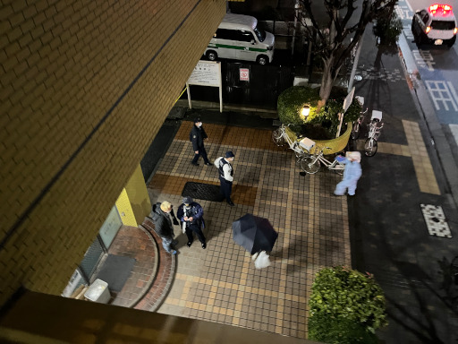 警察が実況見分しています